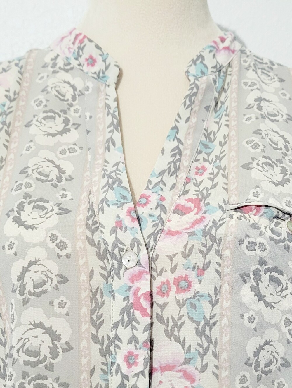 KUT from the Kloth Floral Blouse Medium Gray Pink Button Front Long Sleeve Top - Picture 3 of 12